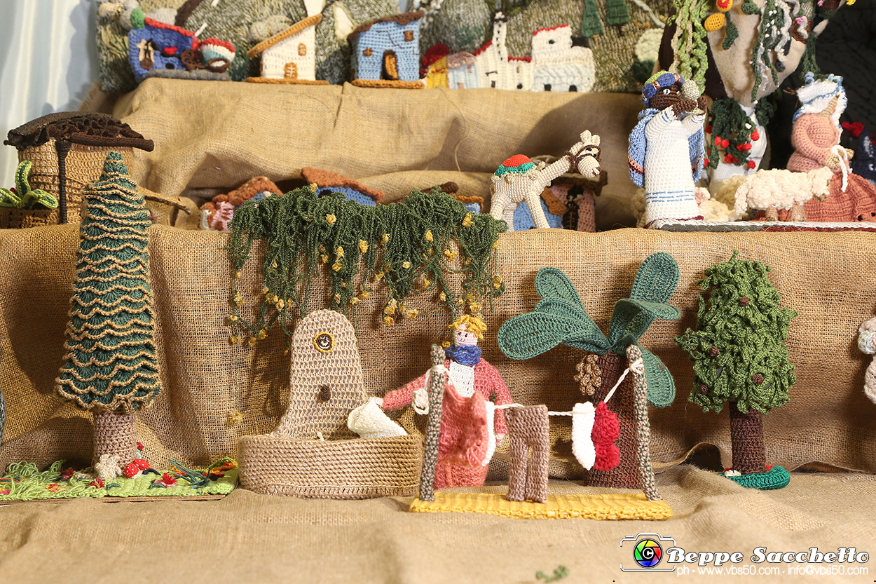 VBS_9215 - Presepio all'uncinetto Parrocchia SS. Cosma e Damiano.jpg